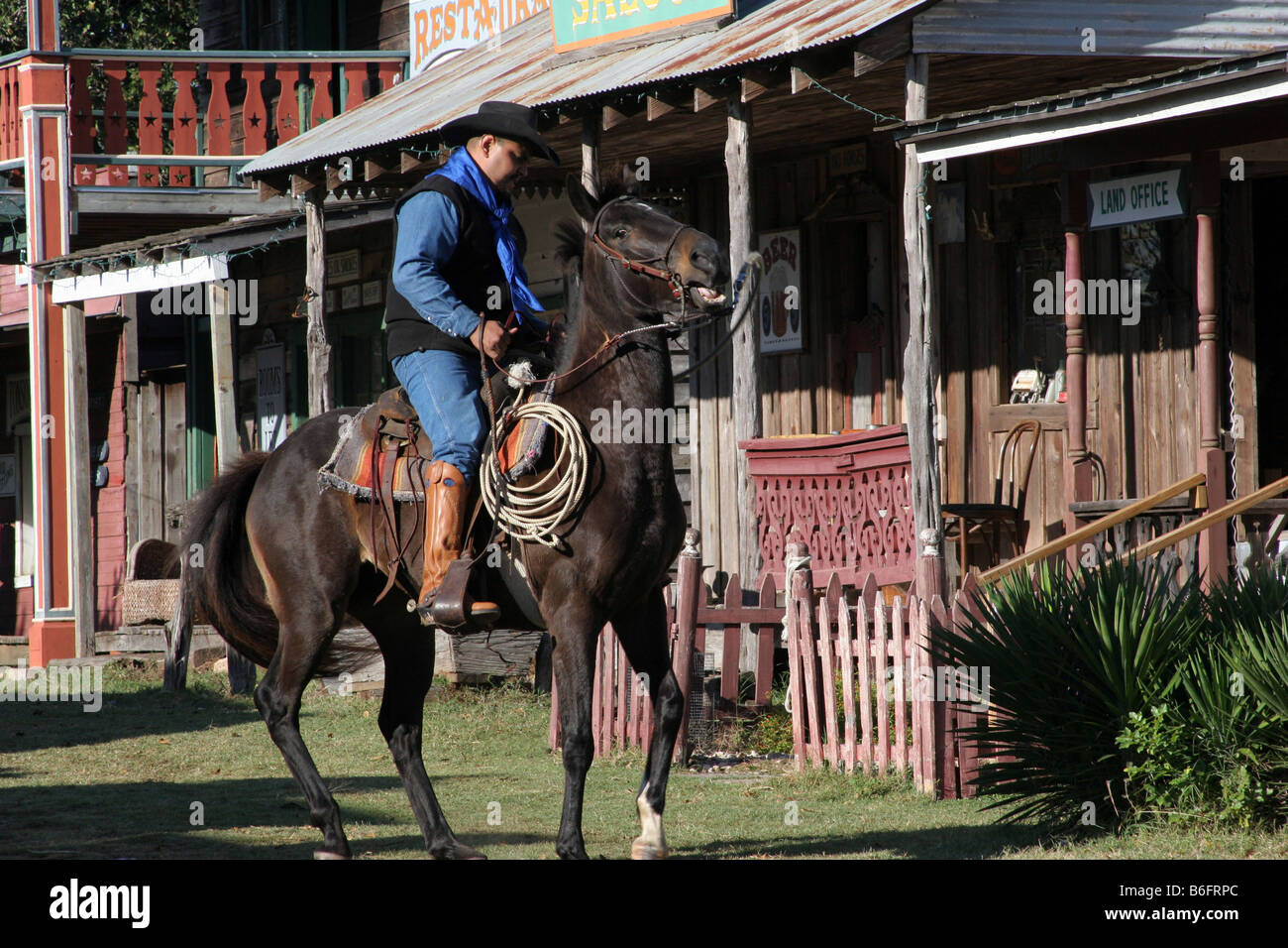 Ein Cowboy reitet in einem alten Westen der Stadt Stockfoto