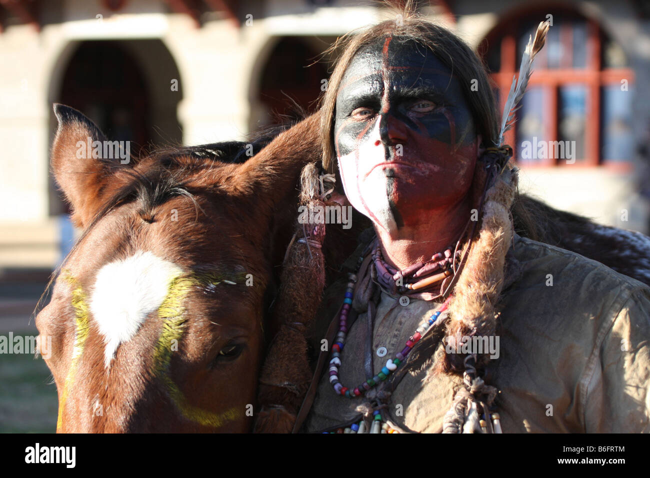 Comanche Native American Indian posiert mit seinem Pferd an der