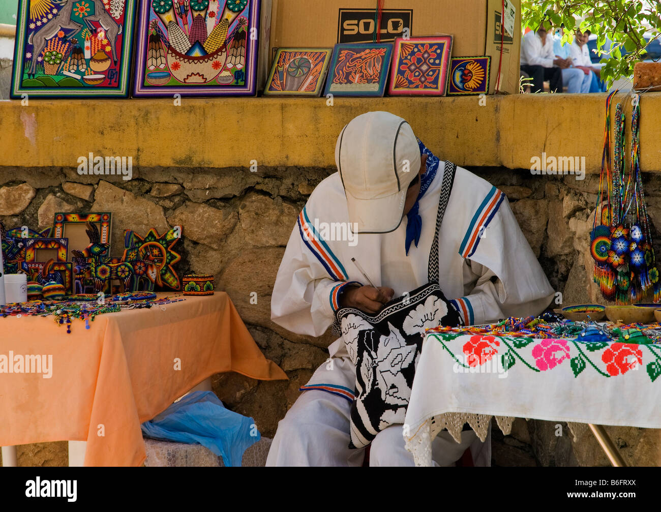 Eine mexikanische Handwerker bei der Arbeit im Marktbereich in der Innenstadt von Sayulita, Mexiko Stockfoto
