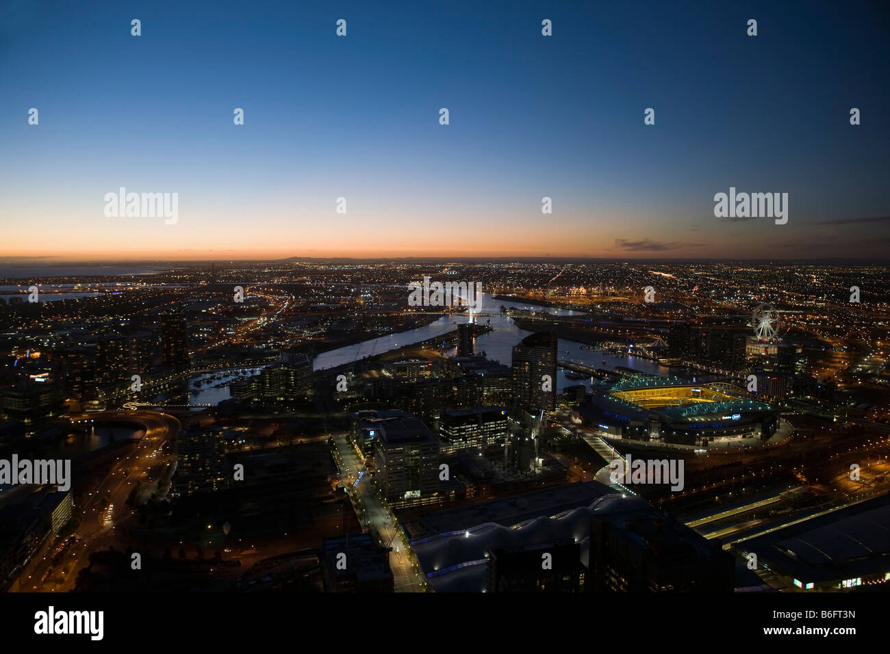 Luftaufnahme von Melbourne, Victoria, Australien Skyline der Stadt und Bauten bei Sonnenuntergang Stockfoto