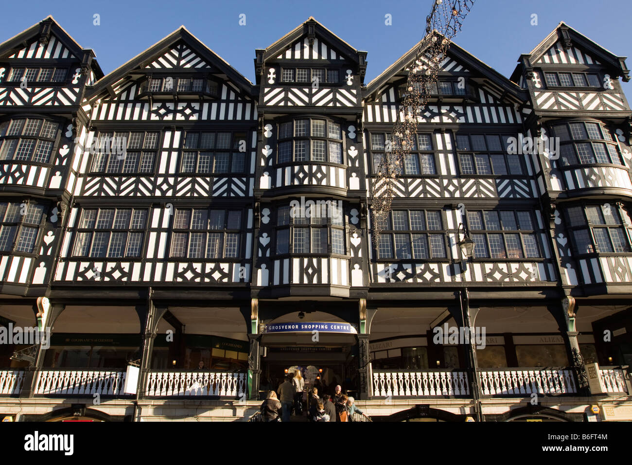 UK Cheshire Chester Weihnachten Bridge Street Mock Tudor Eingang der Grosvenor Zentrum indoor Einkaufszone Stockfoto