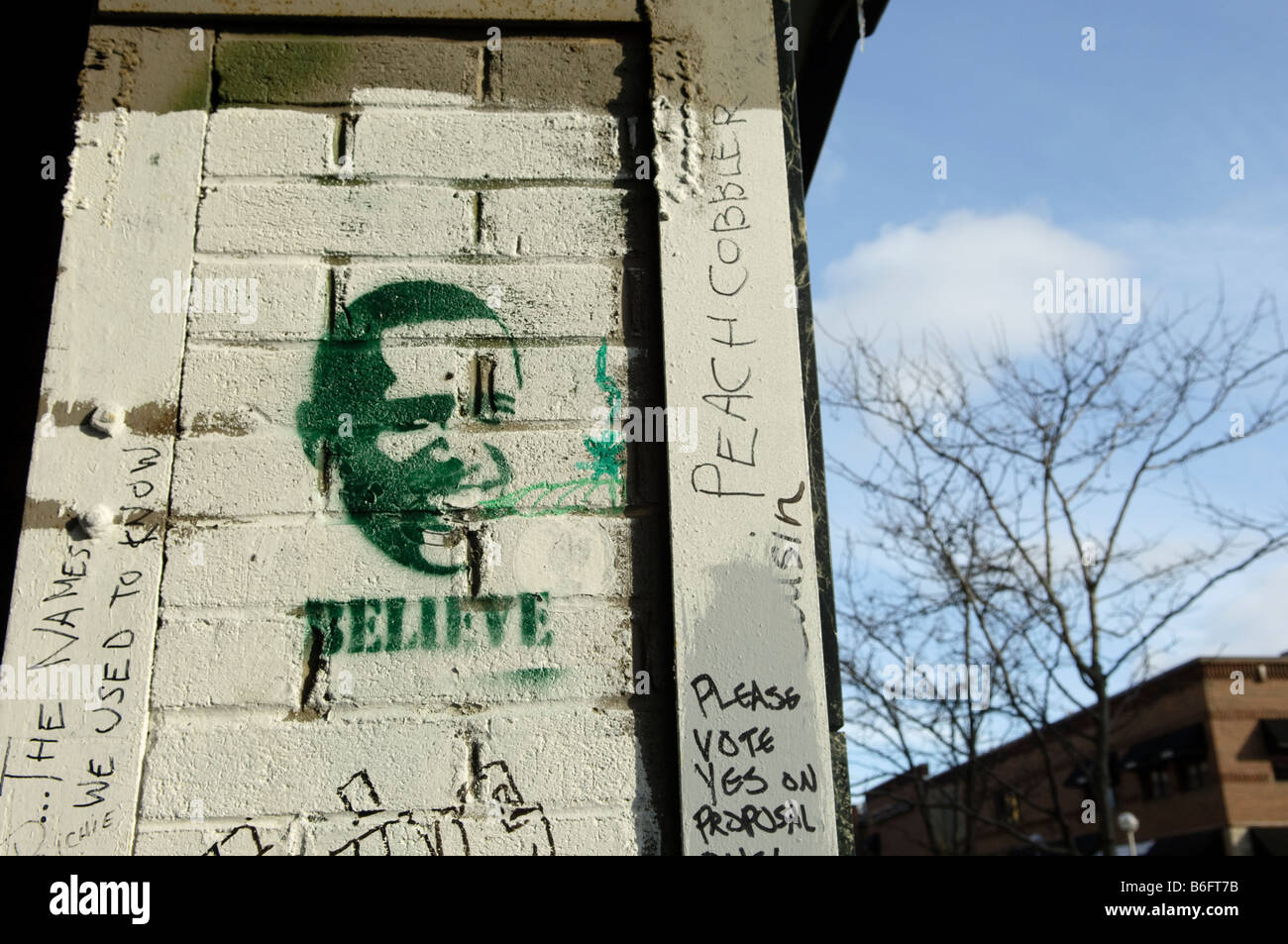 Graffiti auf eine Mauer mit Barack Obama glaube Slogan in Ann Arbor Michigan USA Stockfoto Graffiti auf eine Mauer mit Barack Obama glaube Slogan in Ann Arbor Michigan USA Stockfoto