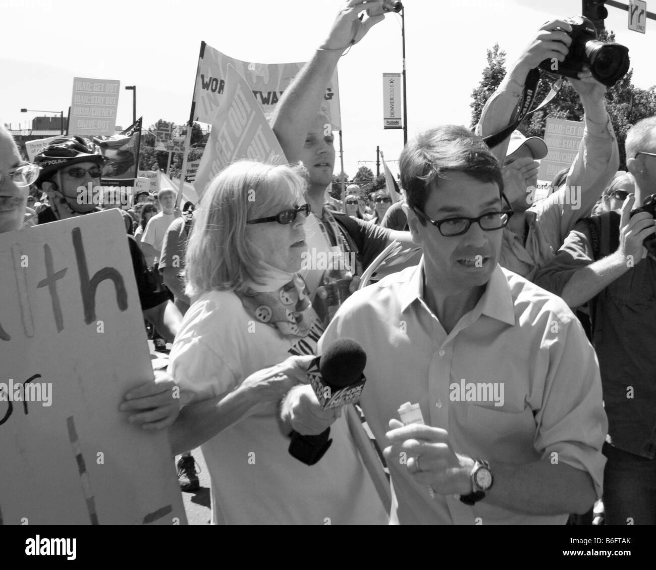 Grif Griffin Fox News führt zu Sicherheit von Masse am Protest gegen Demcratic National Convention Demonstration März in Denver, CO Stockfoto