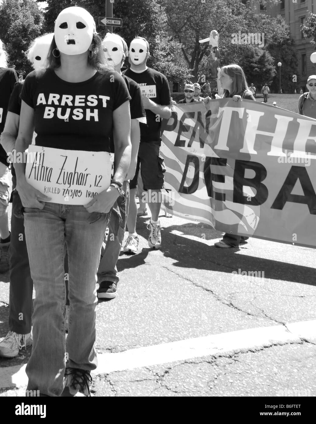 Demonstrant tragen MIME-Maske und Verhaftung Bush T-shirt während der democratic National Convention anti-Kriegs-Protest in Denver, CO Stockfoto