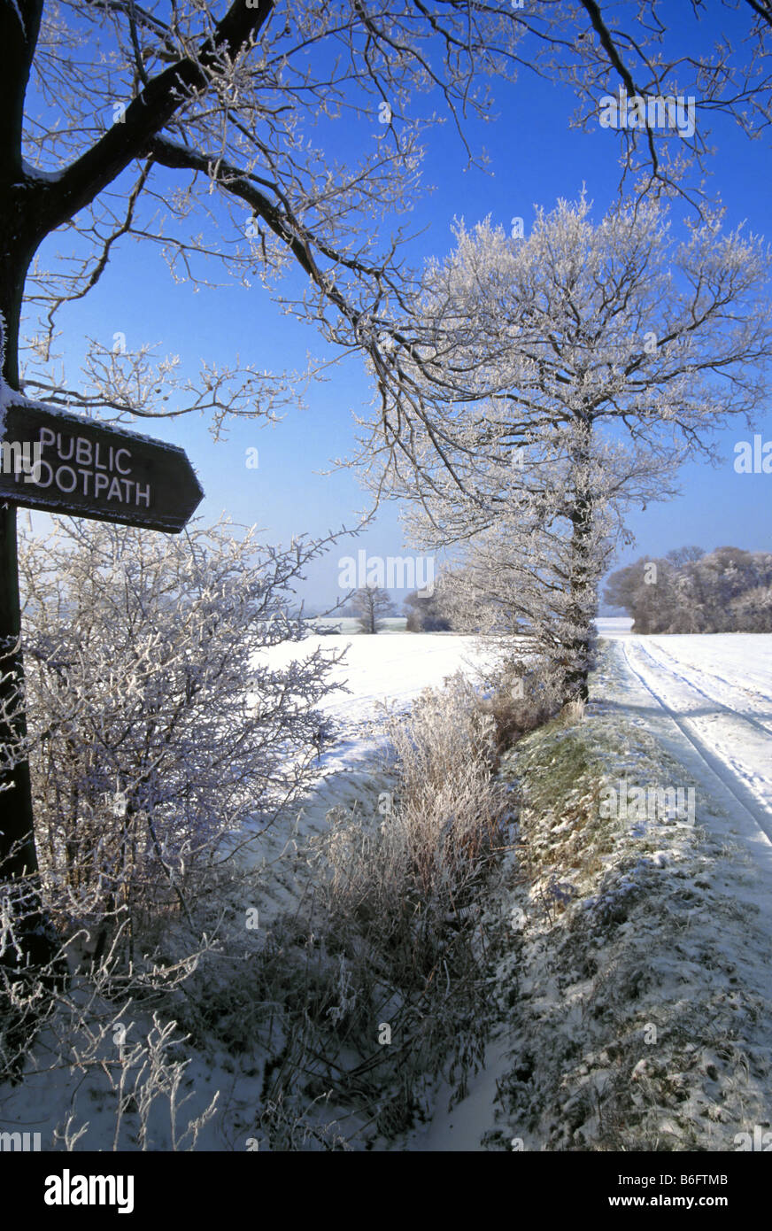 Zeichen der öffentlichen Fußweg in Frost und Schnee Landschaft Stockfoto