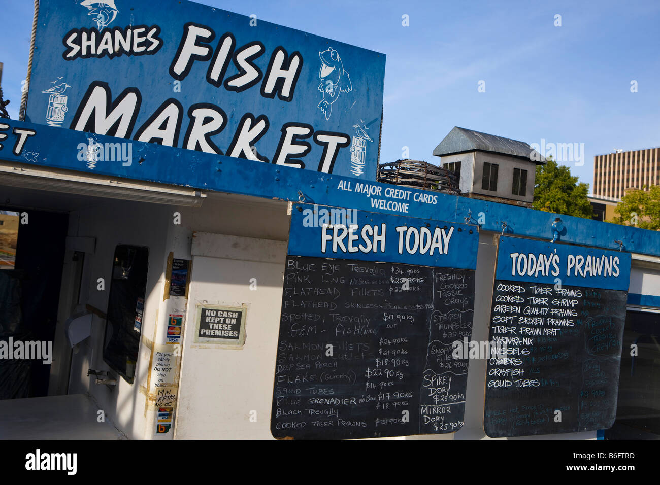 Schwimmenden Fischmärkte säumen die Küste in der Nähe von Victoria und Verfassung Docks, Hobart, Tasmanien, Australien Stockfoto
