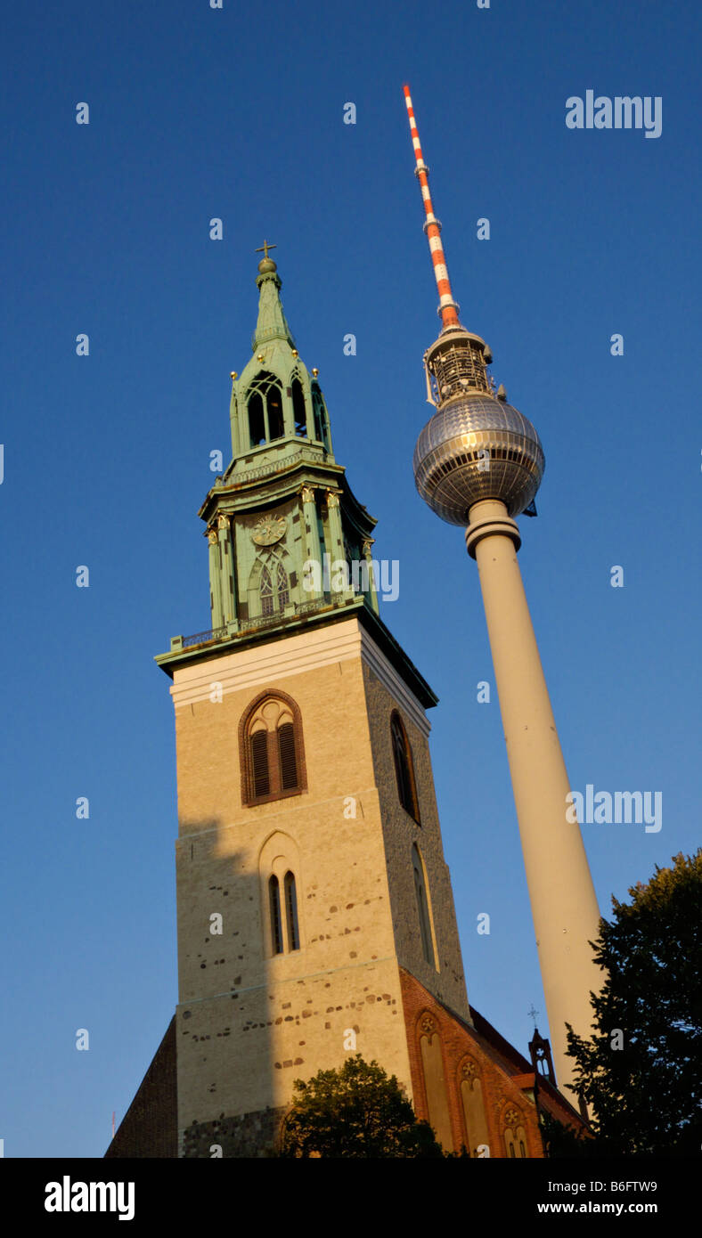 St. Mary Church und Fernsehturm, Alexanderplatz, Berlin, Deutschland Stockfoto
