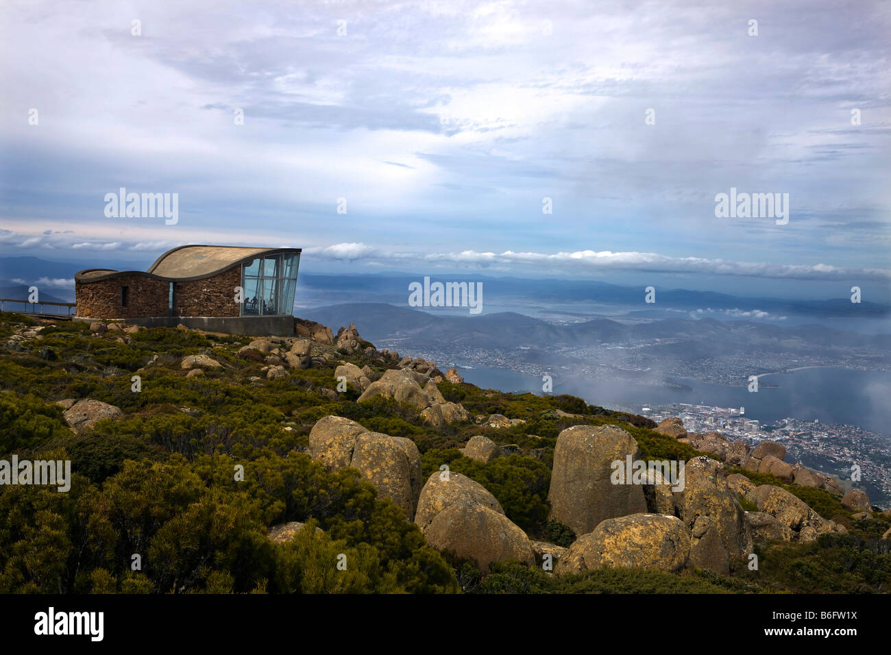Beiliegenden Beobachtungsraum mit Blick auf die Kante auf dem Gipfel des Mount Wellington mit Hobart, Tasmanien, Australien nach unten unten. Stockfoto