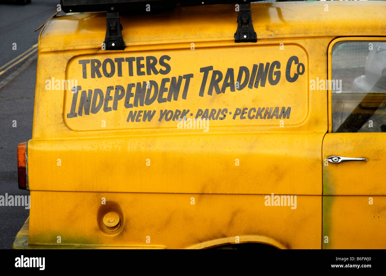 Ein reliant Robin Auto lackiert mit dem Logo der Traber unabhängige Trading Co. Stockfoto