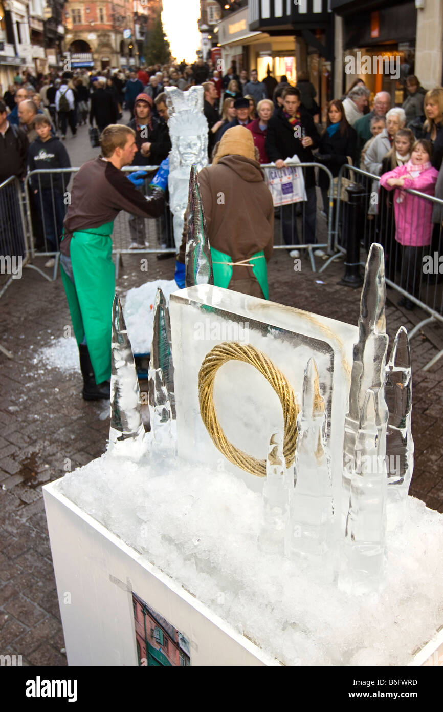 UK Cheshire Chester Eastgate Street Ice Bildhauer bei der Arbeit unter den Zeilen Stockfoto