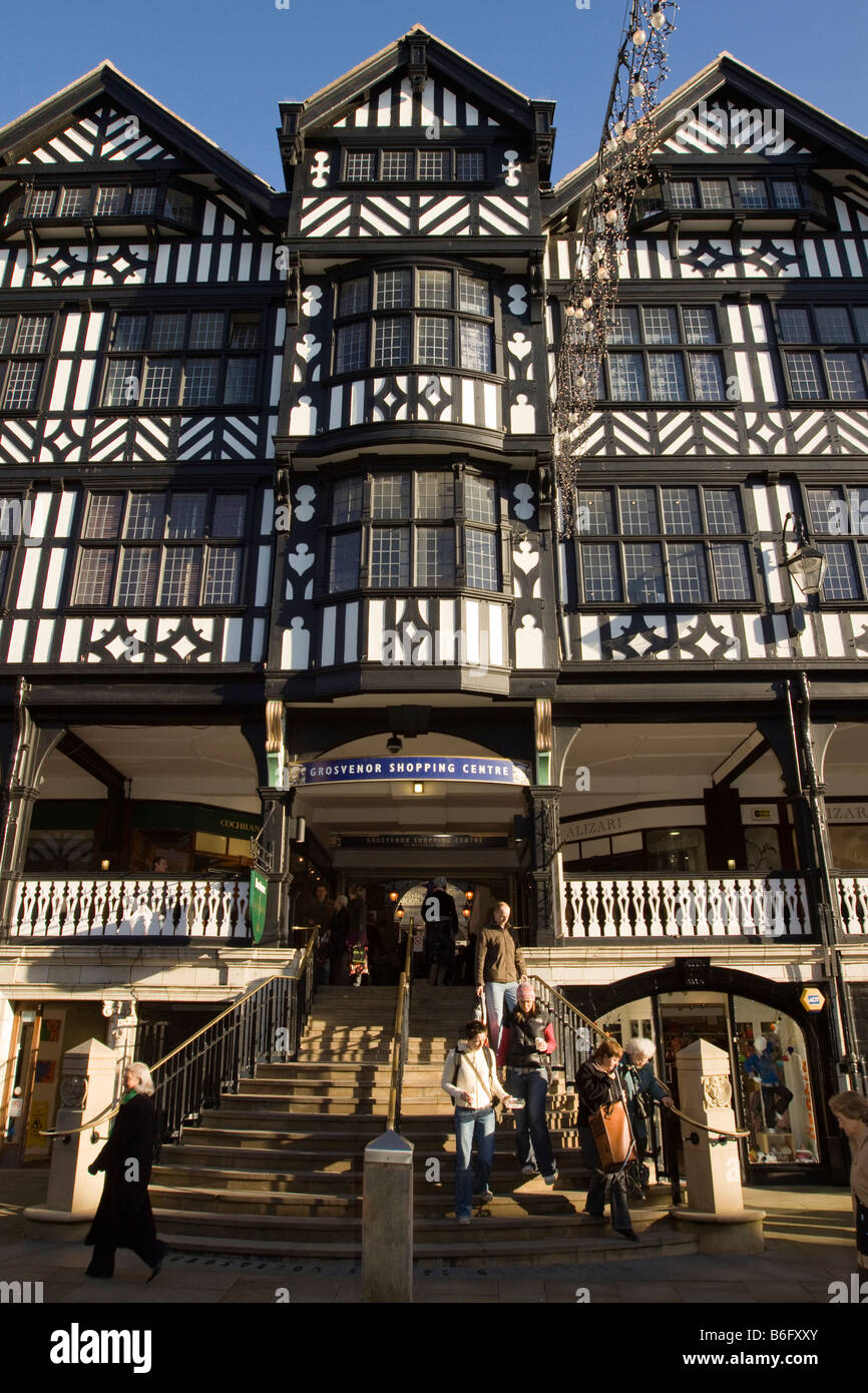 UK Cheshire Chester Weihnachten Bridge Street Mock Tudor Eingang der Grosvenor Zentrum indoor Einkaufszone Stockfoto