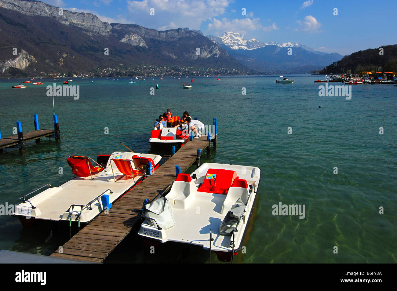 Tretboote an einem Frühlingstag am Ufer des Sees von Annecy, Lac d Annecy, Annecy, Haute Savoie, Frankreich Stockfoto