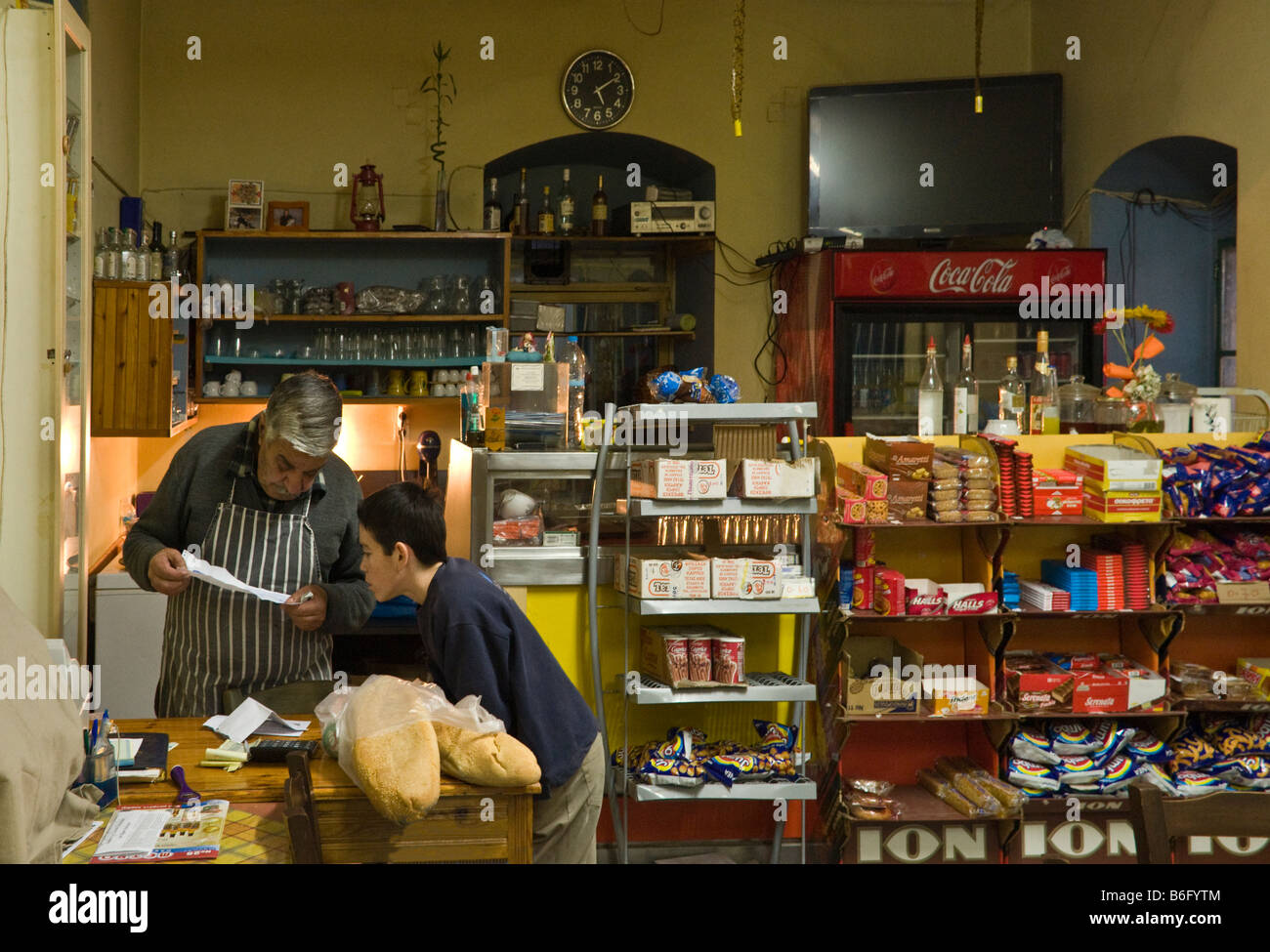 Innenraum eines Dorfes Taverne und Shop in die äußere Mani Dorf Thalames südlichen Peloponnes Griechenland Stockfoto