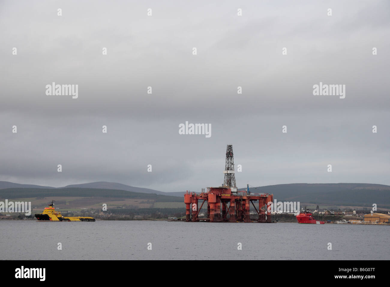 Ölbohrplattform Essar Wildcat wird in Invergordon auf den Cromarty Firth Highlands Schottland manövriert Stockfoto