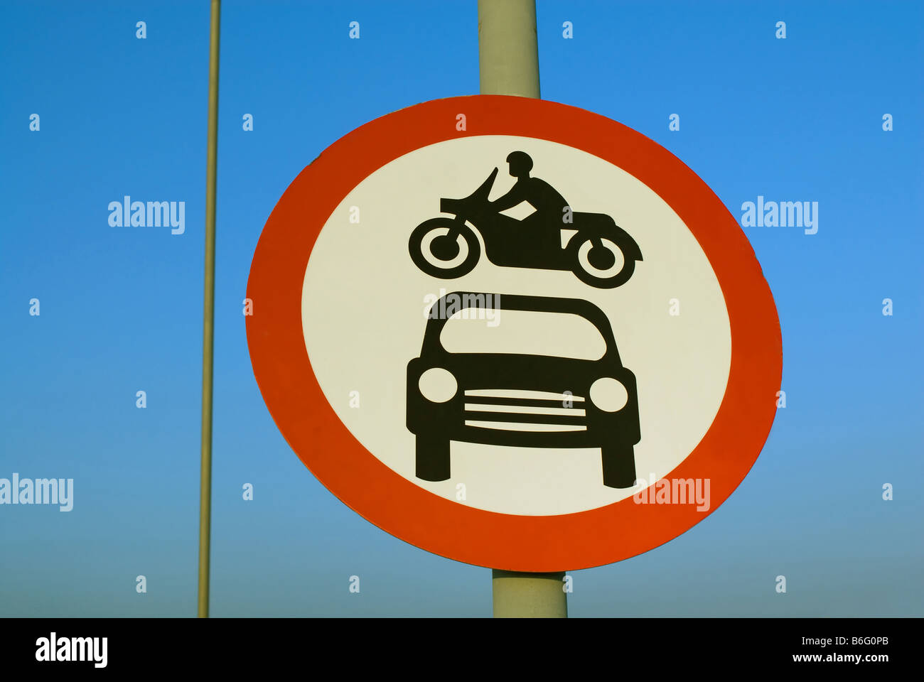 Ein Fahrrad fliegen über ein Auto auf einem 'Kraftfahrzeuge' Zeichen Stockfoto