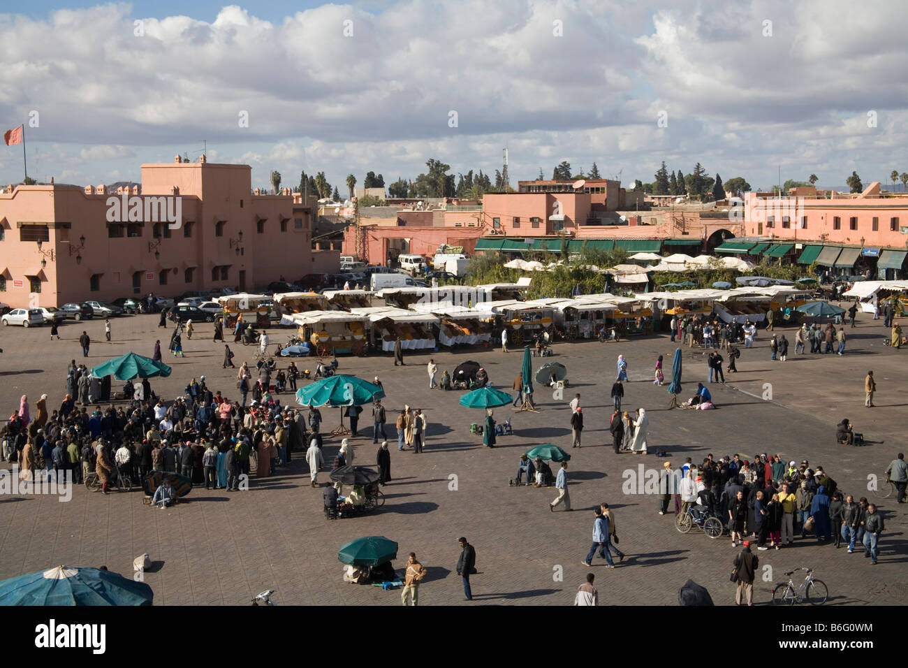 Marrakesch Marokko Nordafrika Dezember Hektik des Jemaa el Fna wie die Sonne-sets mit Massen rund um den Geschichtenerzähler Stockfoto
