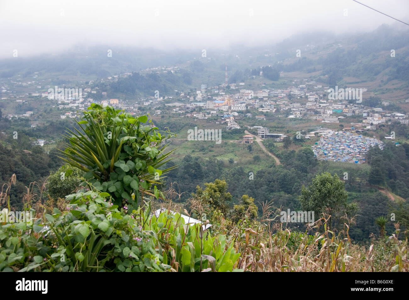 Guatemala.The Dorf Todos Santos Cuchumatan in die "Cordillera de Los Cuchumatane" unter einem Teppich von tief hängenden Wolken. Stockfoto