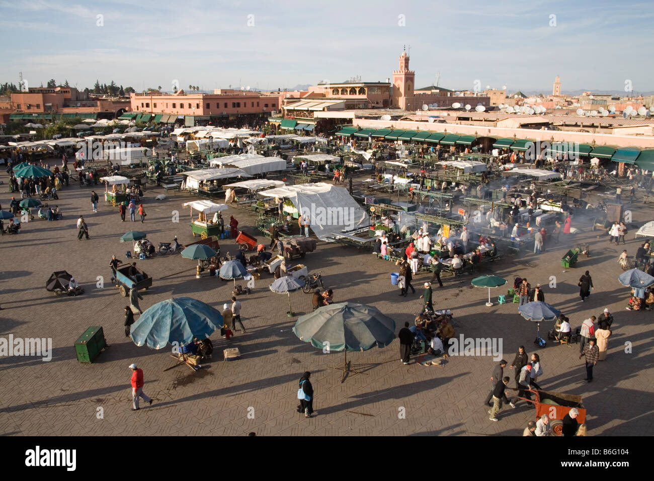 Marrakesch Marokko Nordafrika Dezember schaut auf Jemaa el Fna als die Köche aufrecht die Essensstände Künstler unterhalten die Massen Stockfoto
