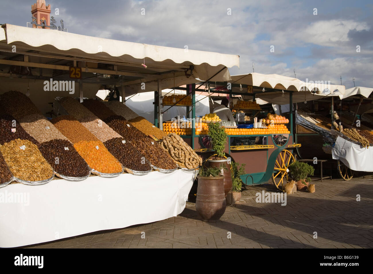 Marrakesch Marokko Nordafrika Dezember Ständen verkauft getrockneten Früchten, Nüssen und frisch gepresster orange Getränke in Jemaa el Fna Stockfoto