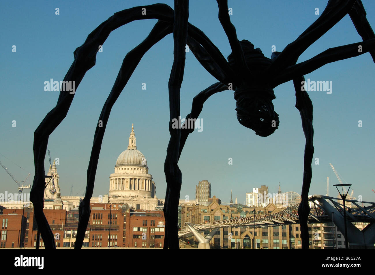 Riesenspinne von Louise Bourgeois außerhalb Tate Modern mit St. Pauls Kathedrale im Hintergrund, London, UK Stockfoto