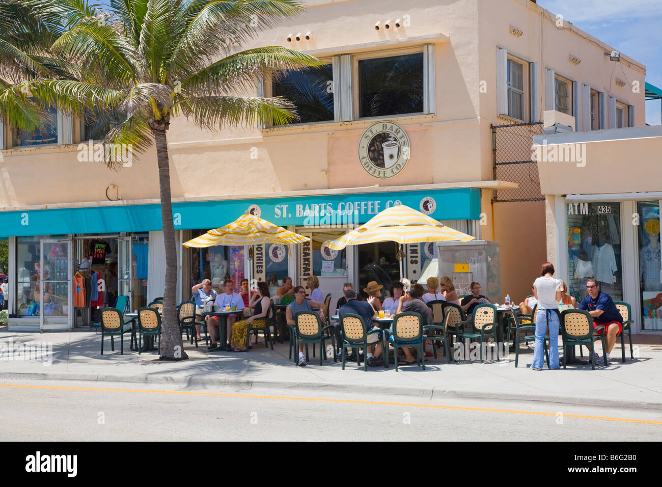 Café im Freien auf dem Atlantic Blvd entlang Fort Lauderdale Beach am Atlantik oder Ostküste von Florida Stockfoto