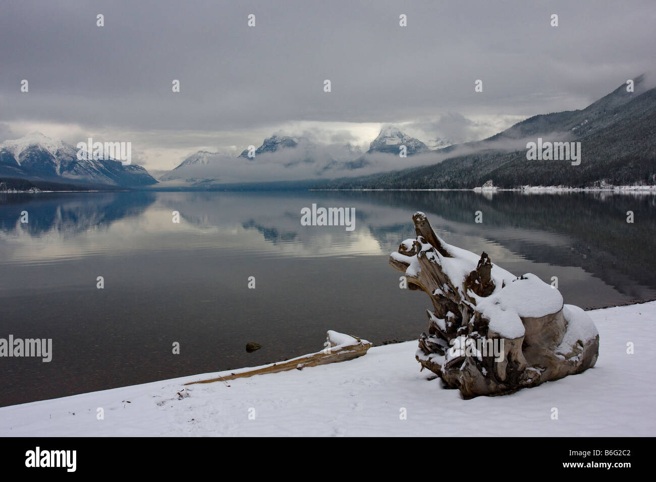 Südufer des Lake McDonald im Winter Apgar Village, Glacier National Park, Montana Stockfoto