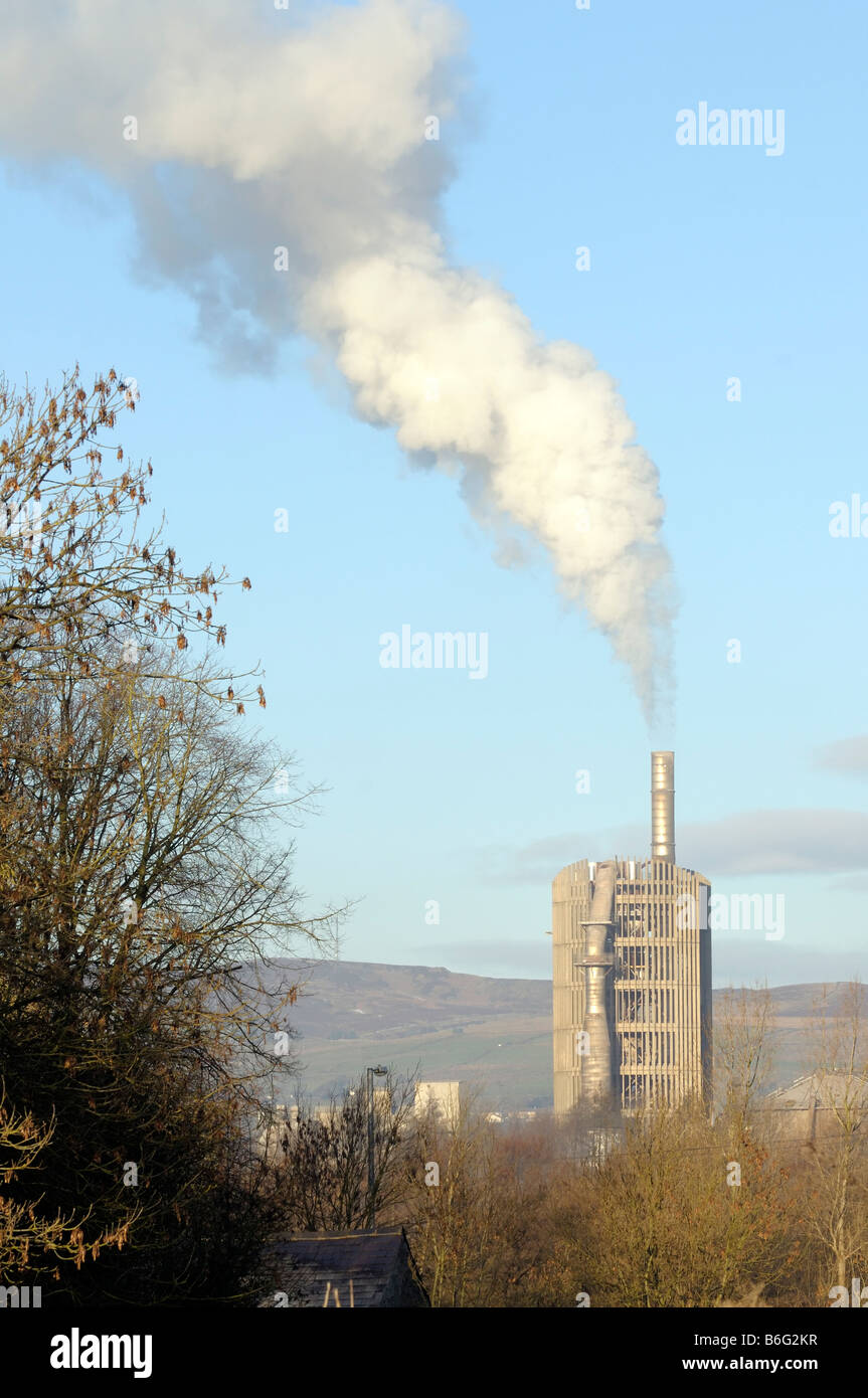 Rauchentwicklung aus einem Zement-Fabrikschornstein in Clitheroe, England Stockfoto