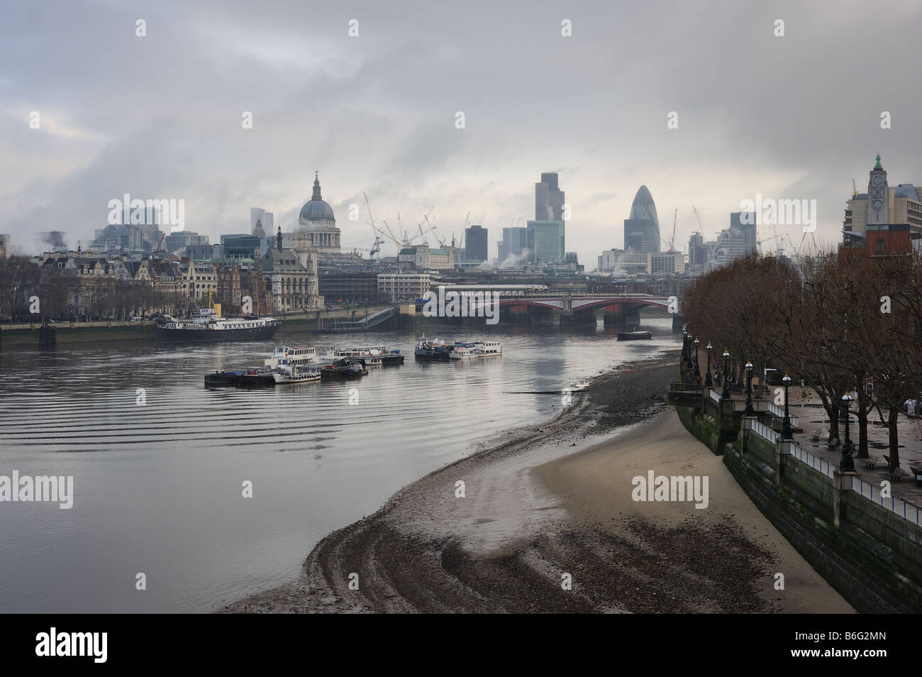 Stadt von London, Blick von Waterloo Brücke bei Ebbe Stockfoto