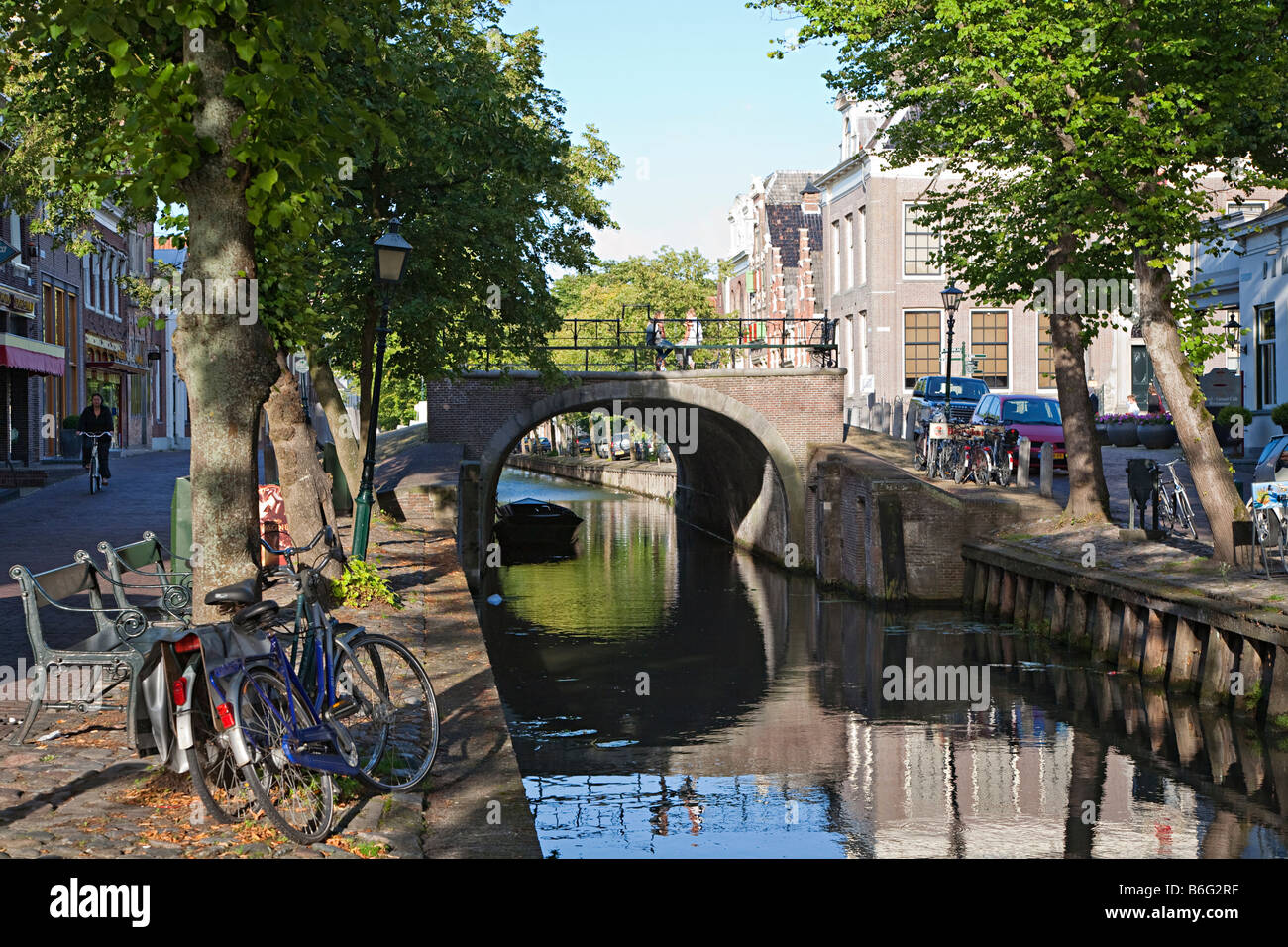 Brücke über den Kanal im Stadtzentrum von Edam Holland Stockfoto