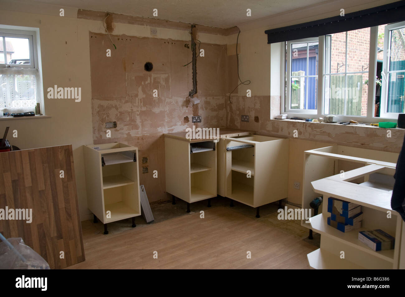 Neue Küche in modernen britischen Haus installiert wird Stockfoto