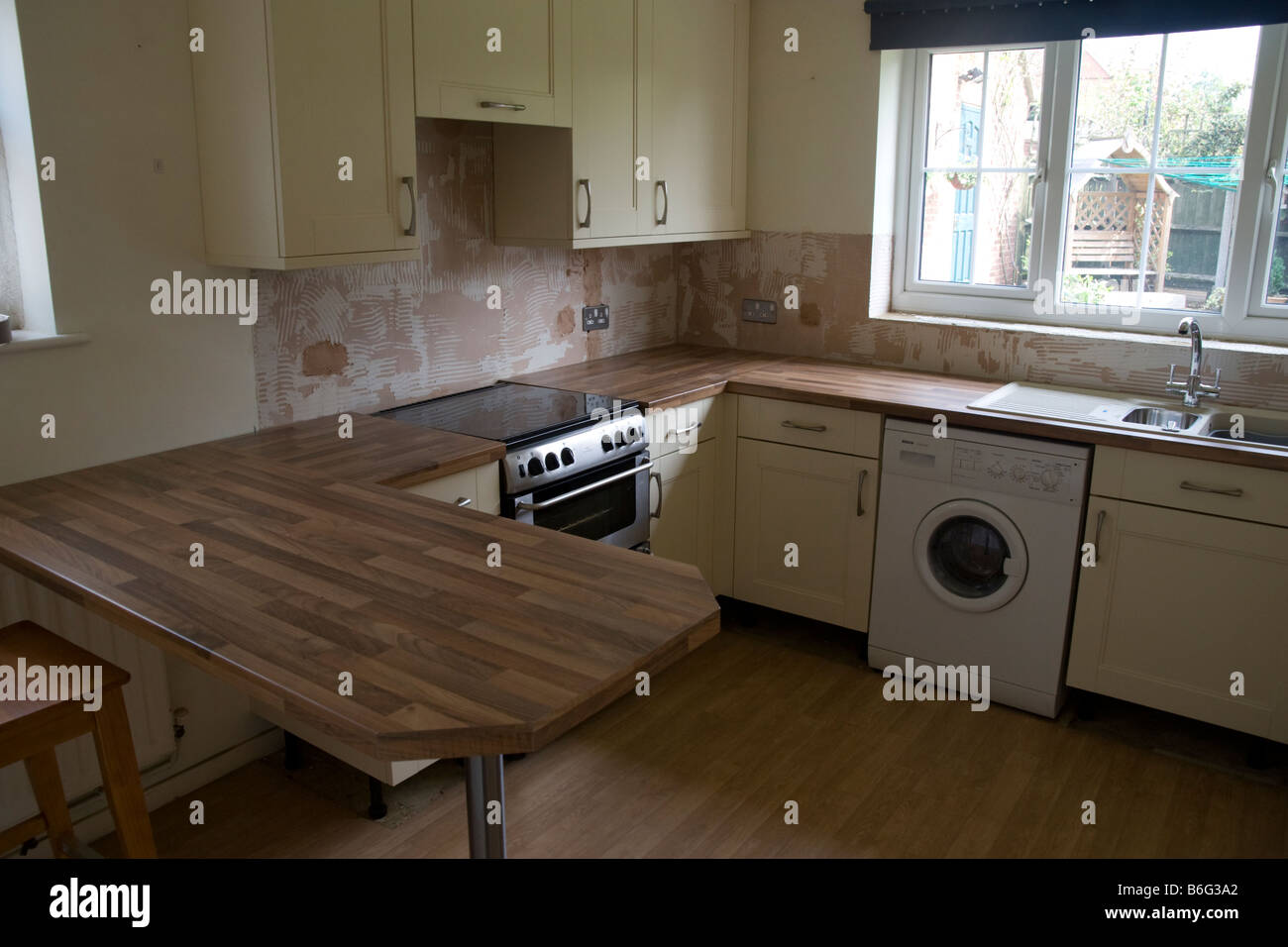 Neue Küche in modernen britischen Haus installiert wird Stockfoto