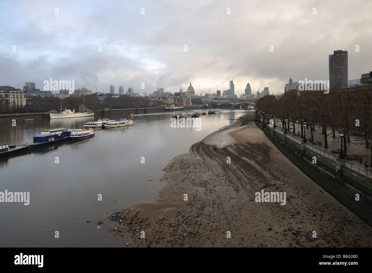 Weiten Blick von Waterloo Bridge bei Ebbe in Richtung der City of London Stockfoto