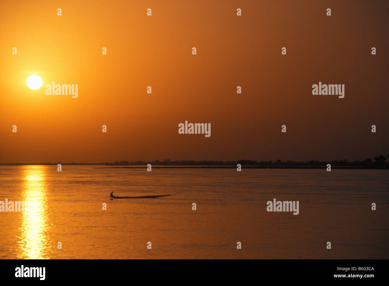 Kleines Boot am Fluss Niger in Mali Westafrika Stockfoto