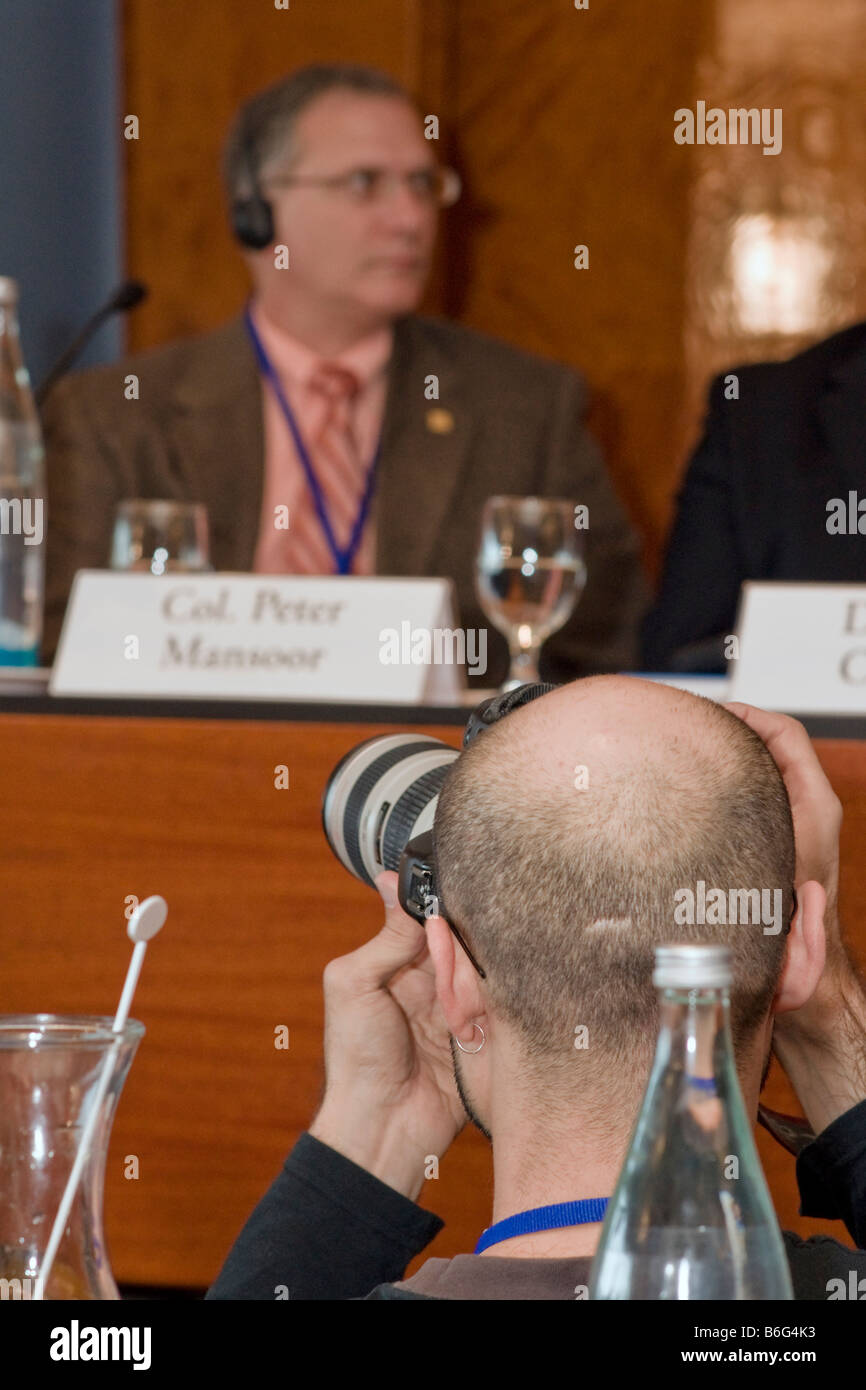 Ein Fotograf nimmt Bild von Oberst (i.r.) Peter Mansoor während Adelson Institut Dez. 2008 Aufstandsbekämpfung Konferenz. Stockfoto