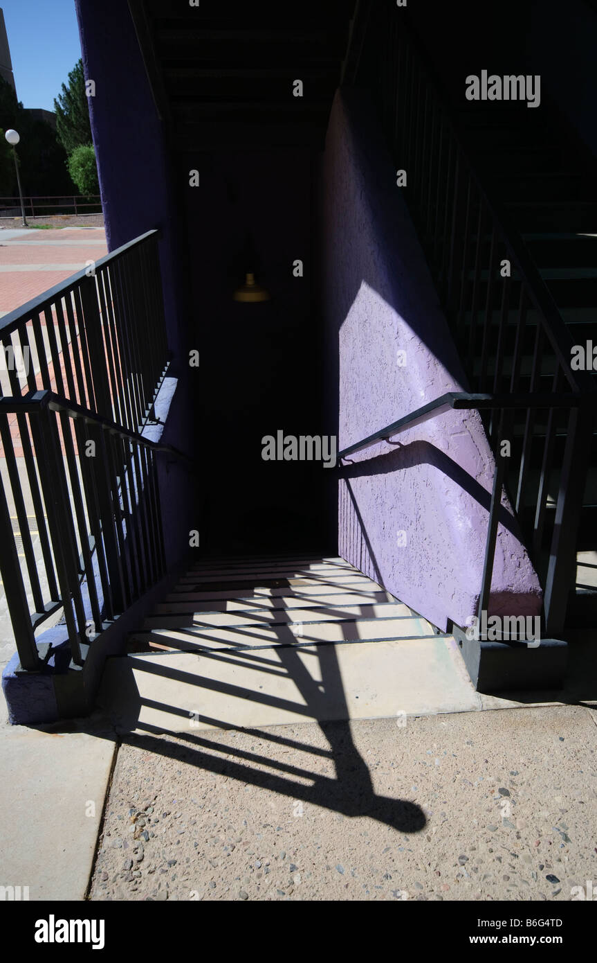Treppe in einem Gebäude mit harten Schatten lila Stockfoto