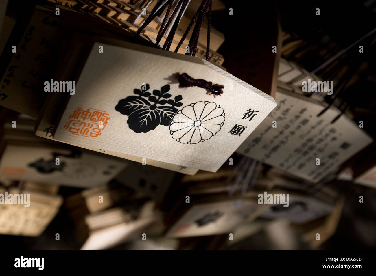 Gebet-Boards, dekoriert mit der kaiserlichen Chrysantheme, hängend an Meiji-Jingu Schrein, Tokyo, Japan, Sonntag, 7. Dezember 2008 Stockfoto