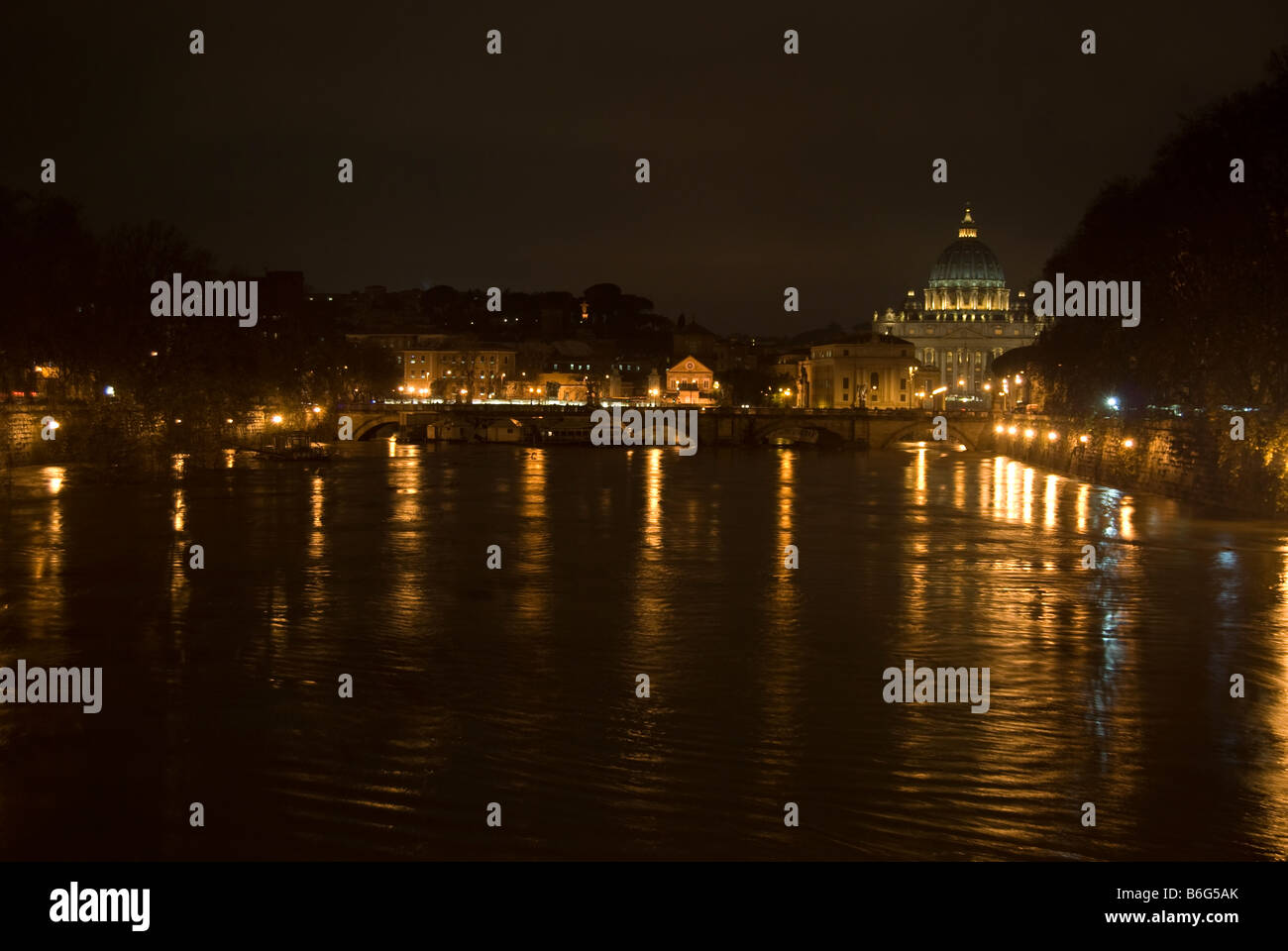 Rom, Italien. Die Flut des Flusses Tiber am St.-Petri Dom Stockfoto