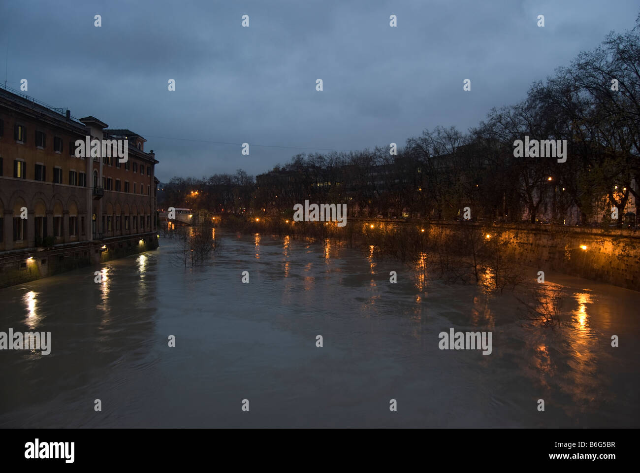 Rom. die Flut von Tiber river.the Molen die Flussufer sind überflutet Stockfoto