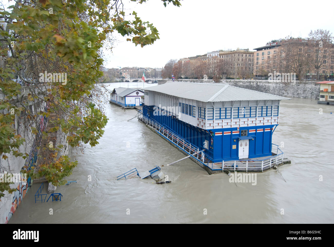 Fluss bei Hochwasser. Überschwemmungen des Flusses Tiber. Stockfoto