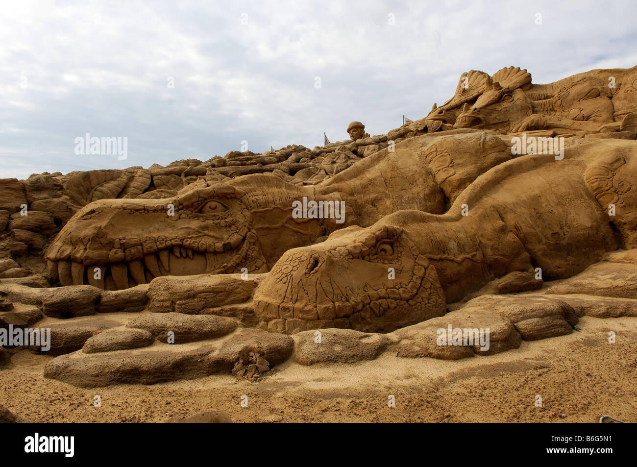 zwei Dinosaurier Köpfe Sand Skulptur Stockfoto