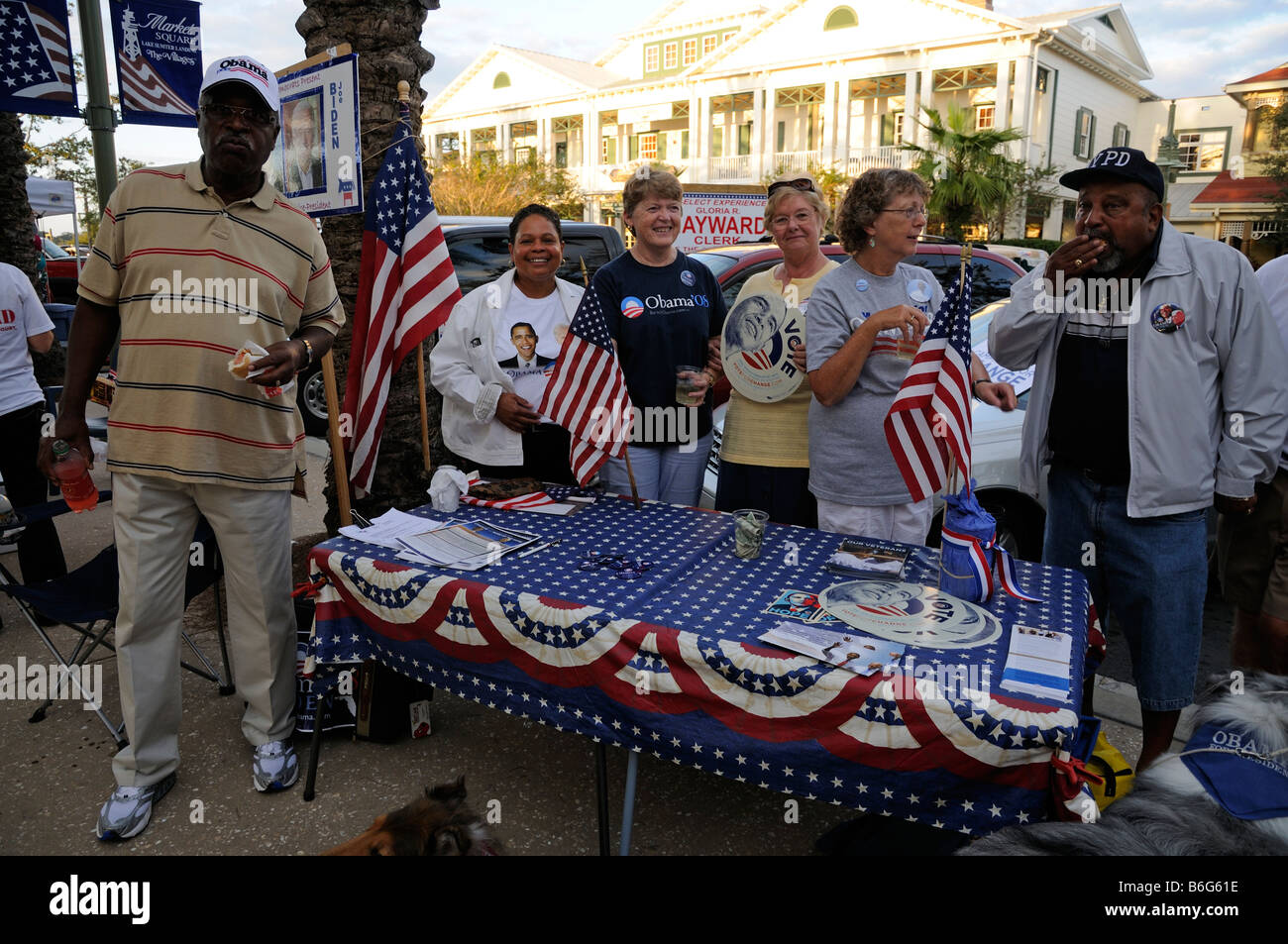 Obama-Kampagne Unterstützer Spendenaktionen in der Straße. Sumpter, die Landung der Dorf-Florida-Amerika-USA Stockfoto