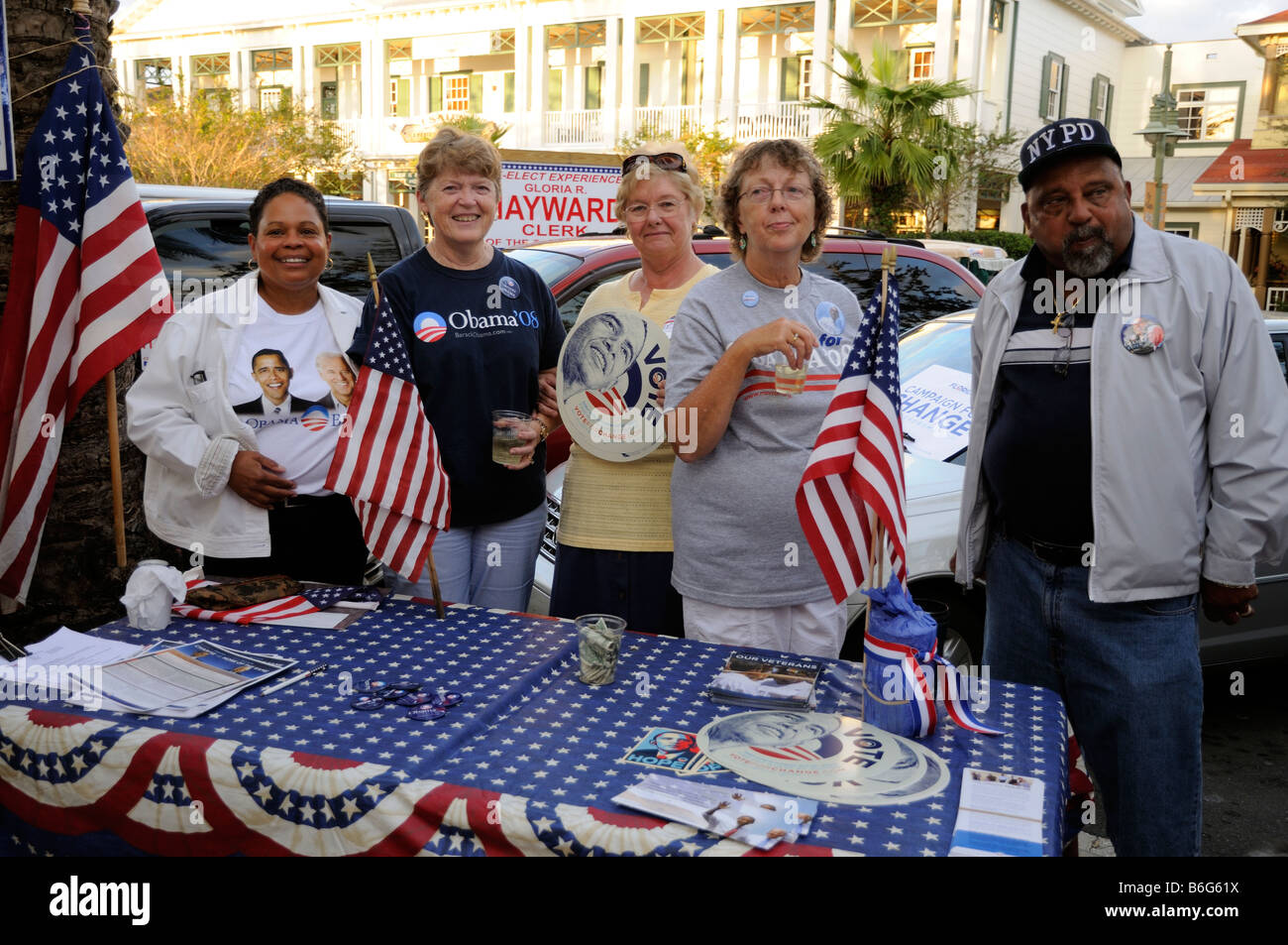 Obama-Kampagne Unterstützer Spendenaktionen in der Straße. Sumpter, die Landung der Dorf-Florida-Amerika-USA Stockfoto