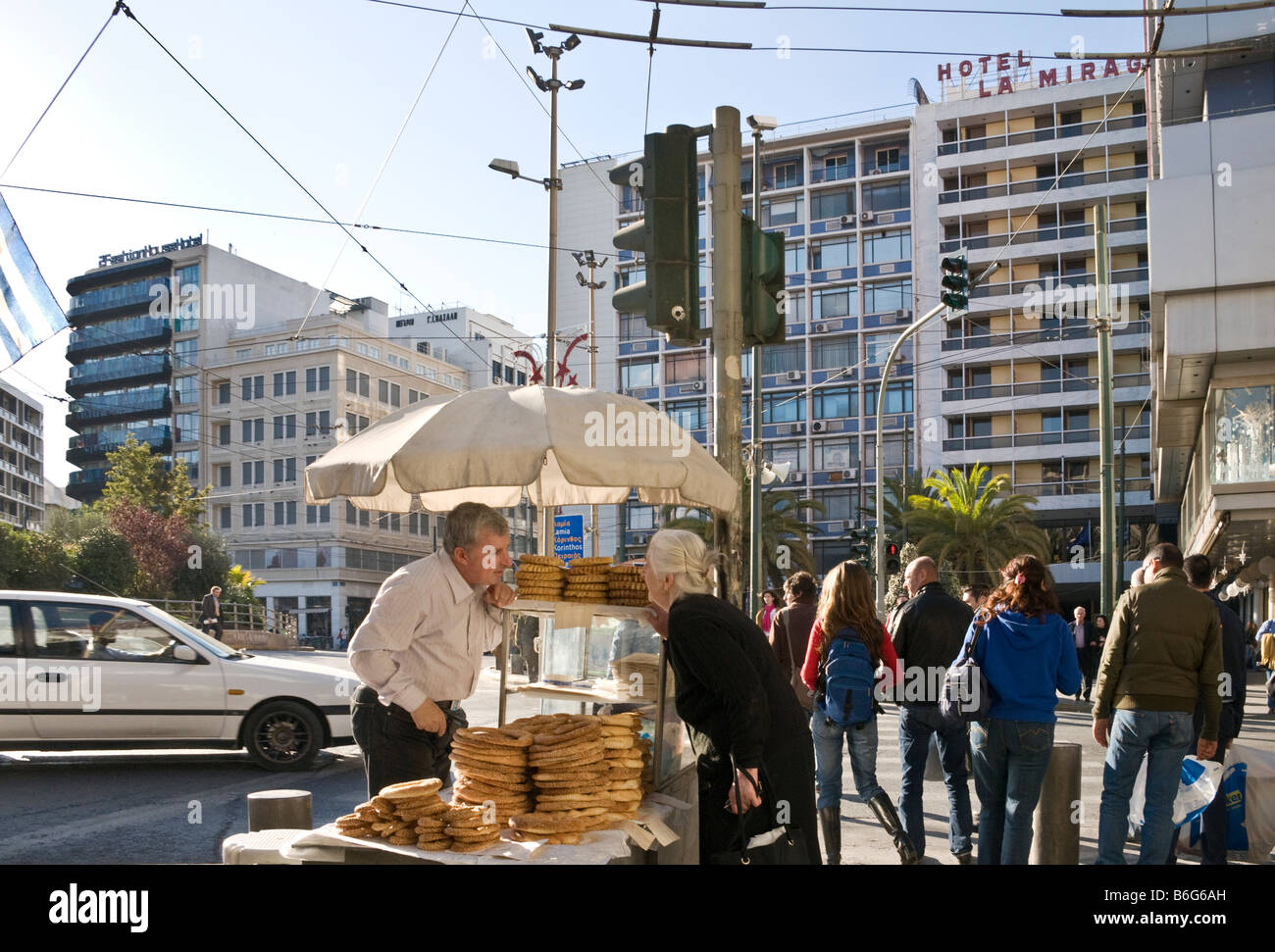 Ein Koulouri gezüchtet Ringe Anbieter in Omonia-Platz im Zentrum von Athen Griechenland Stockfoto