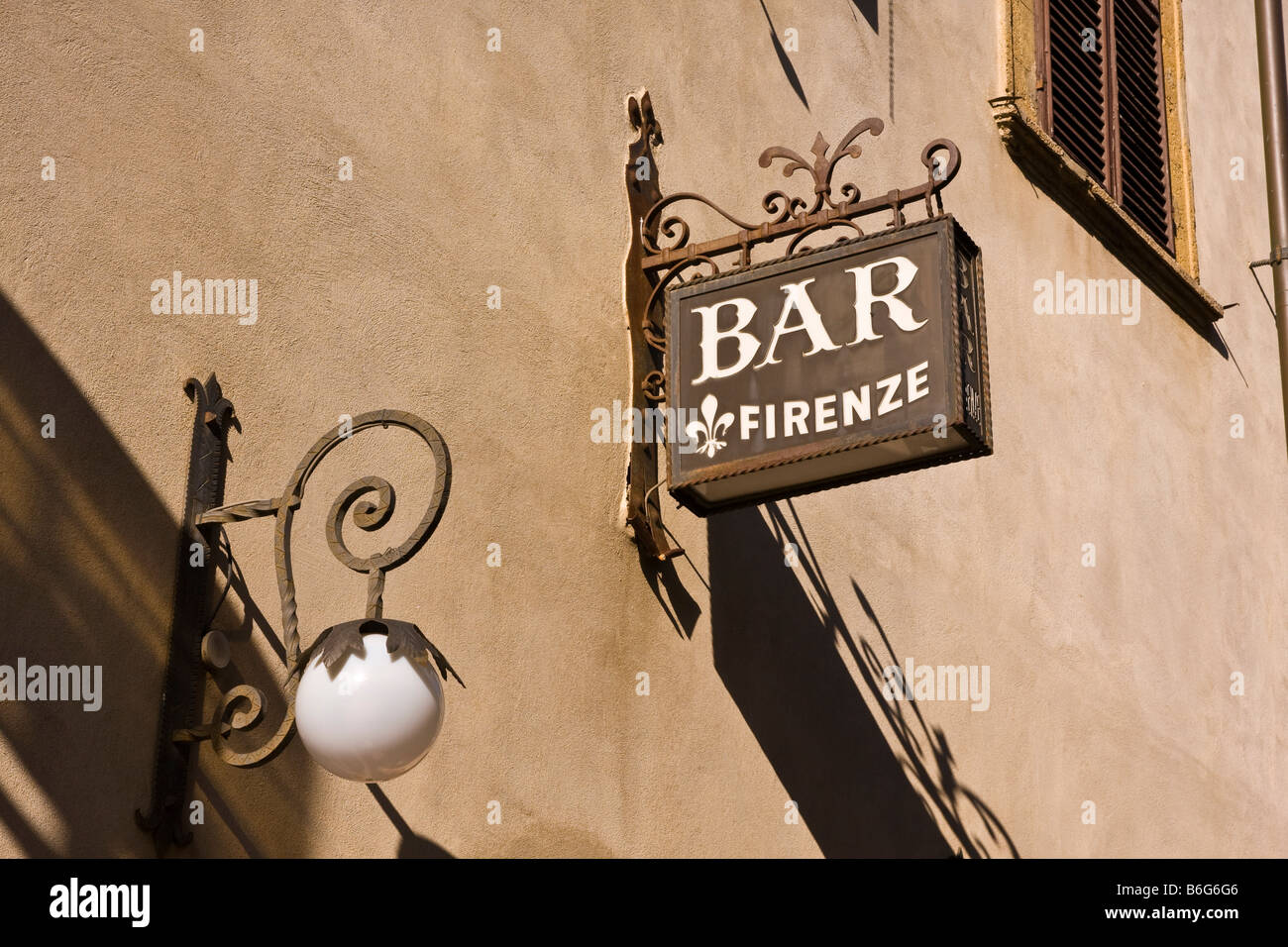 Einer der vielen Bars in der mittelalterlichen Stadt San Gimignano Stockfoto