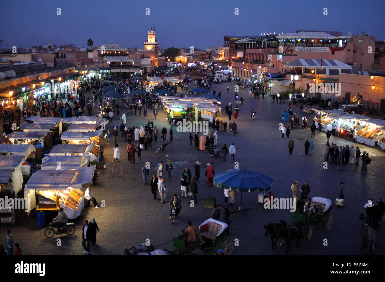 Djemaa El Fna Platz in Marrakesch in der Abenddämmerung Stockfoto