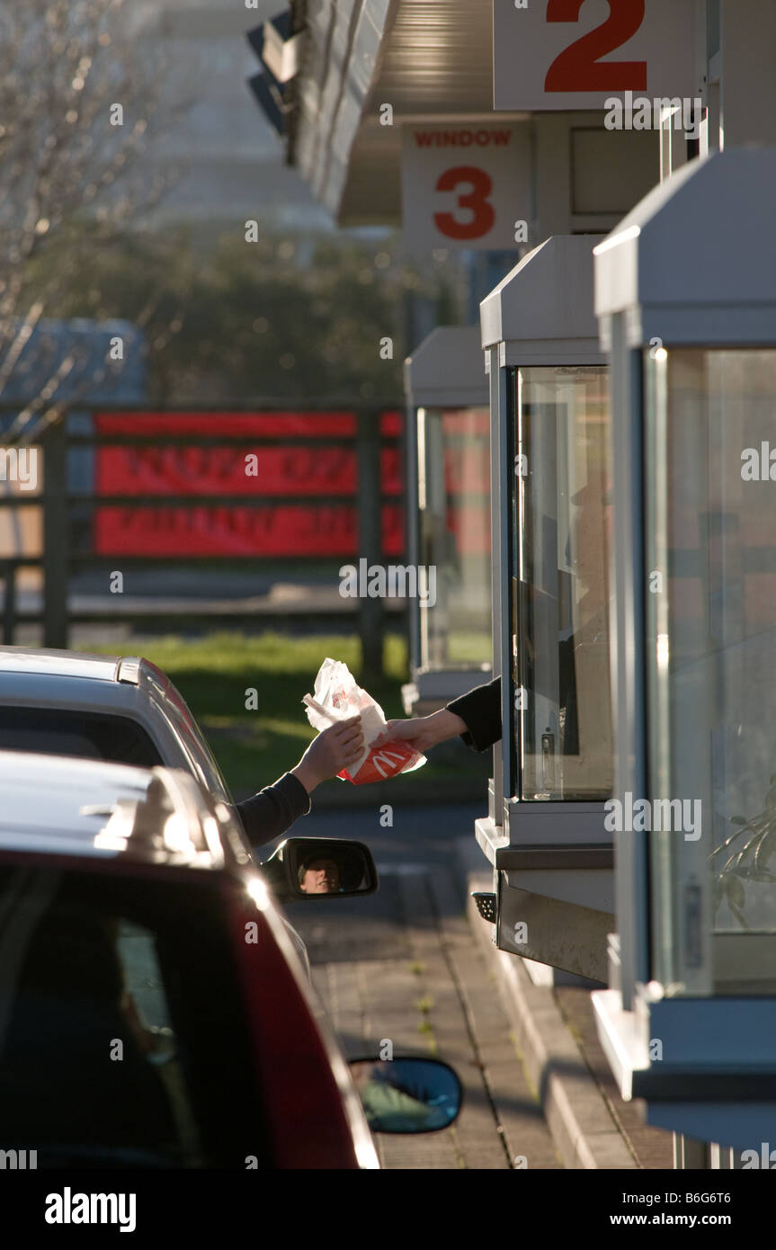 Fahrer-Sammelsack Essen bei McDonalds Fastfood durchfahren Restaurant, UK Stockfoto