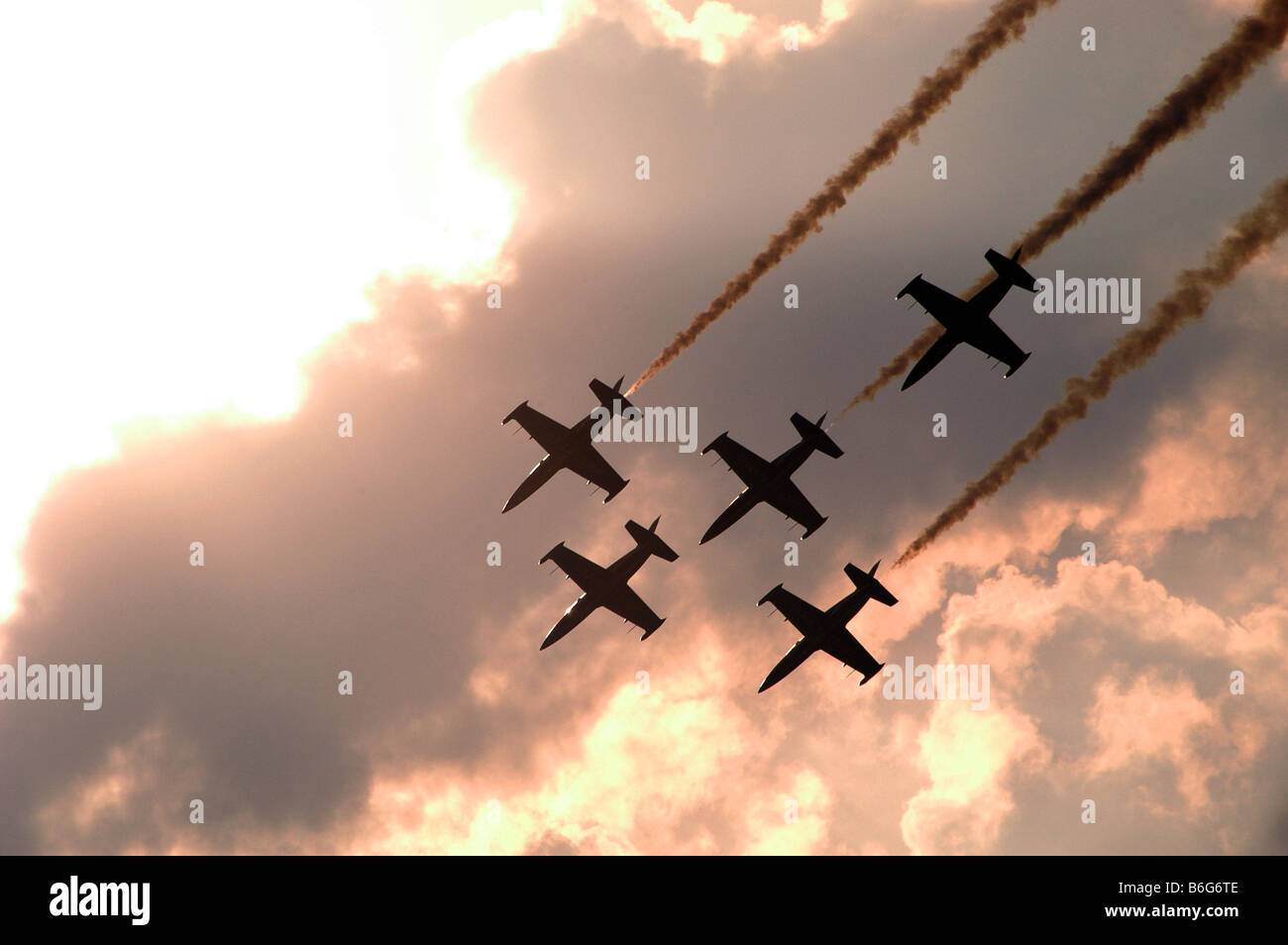 Ungarn, Budapest, The French Breitling Jet Team macht einen Pass über die Donau auf die St.Stephen Tag, Aero L-39-Albatrosse fliegen Stockfoto