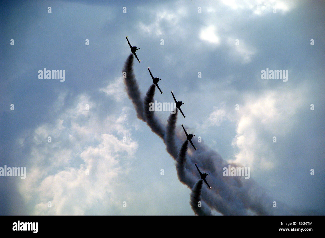 Ungarn, Budapest, The French Breitling Jet Team macht einen Pass über die Donau auf die St.Stephen Tag, Aero L-39-Albatrosse fliegen Stockfoto