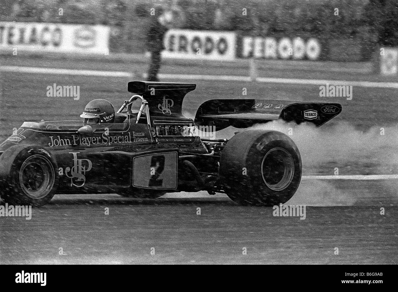 Schwedische Grand-Prix-Fahrer Ronnie Peterson dreht sich die Reifen an seinem Lotus JPS 72 im Schnee Silverstone, 1973, Int.-Trophäe Stockfoto