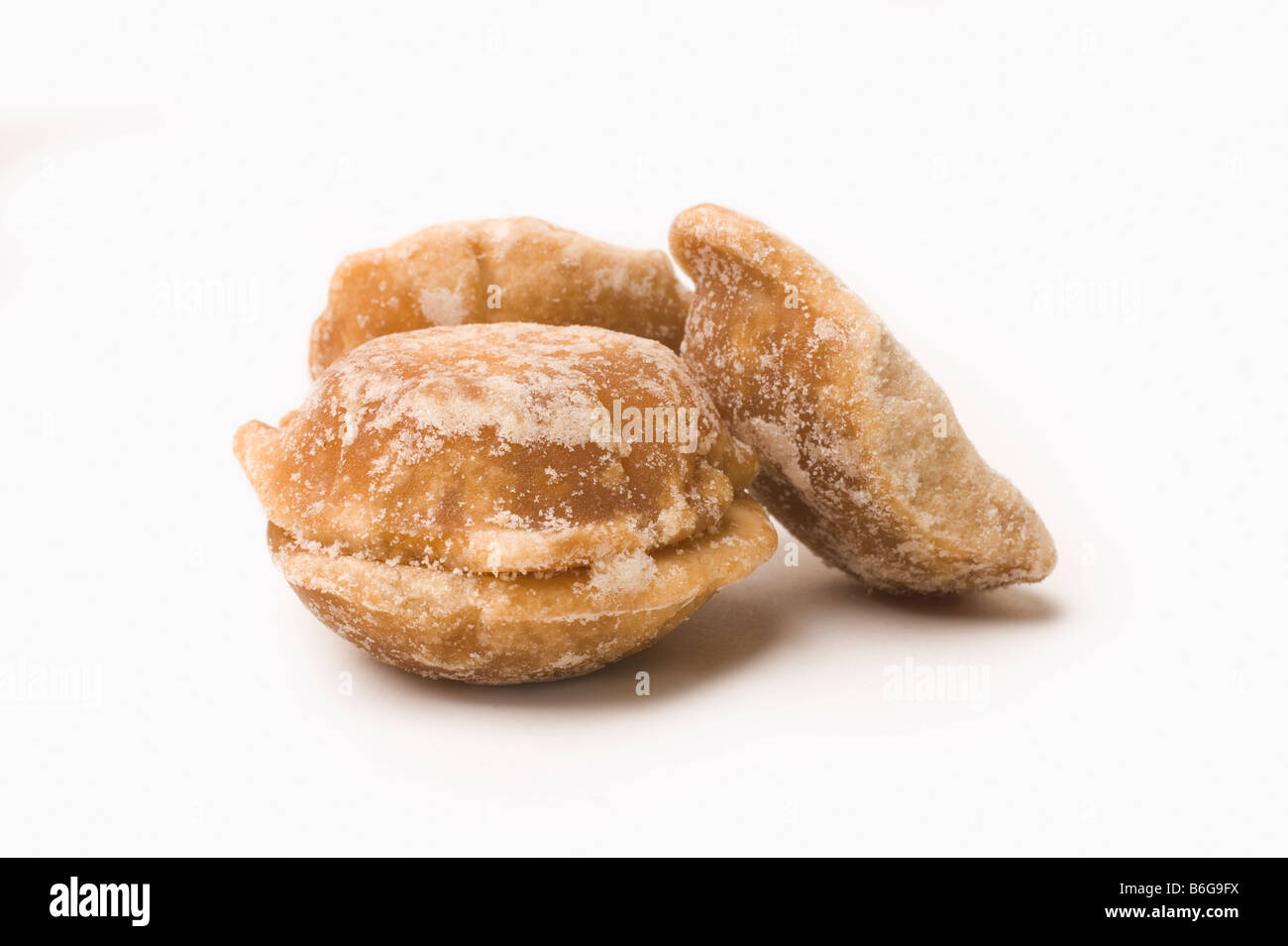 Drei Klumpen Jagery Palmzucker aus Zuckerrohr Saft auf weißem Hintergrund (nicht ausgeschnitten) Stockfoto